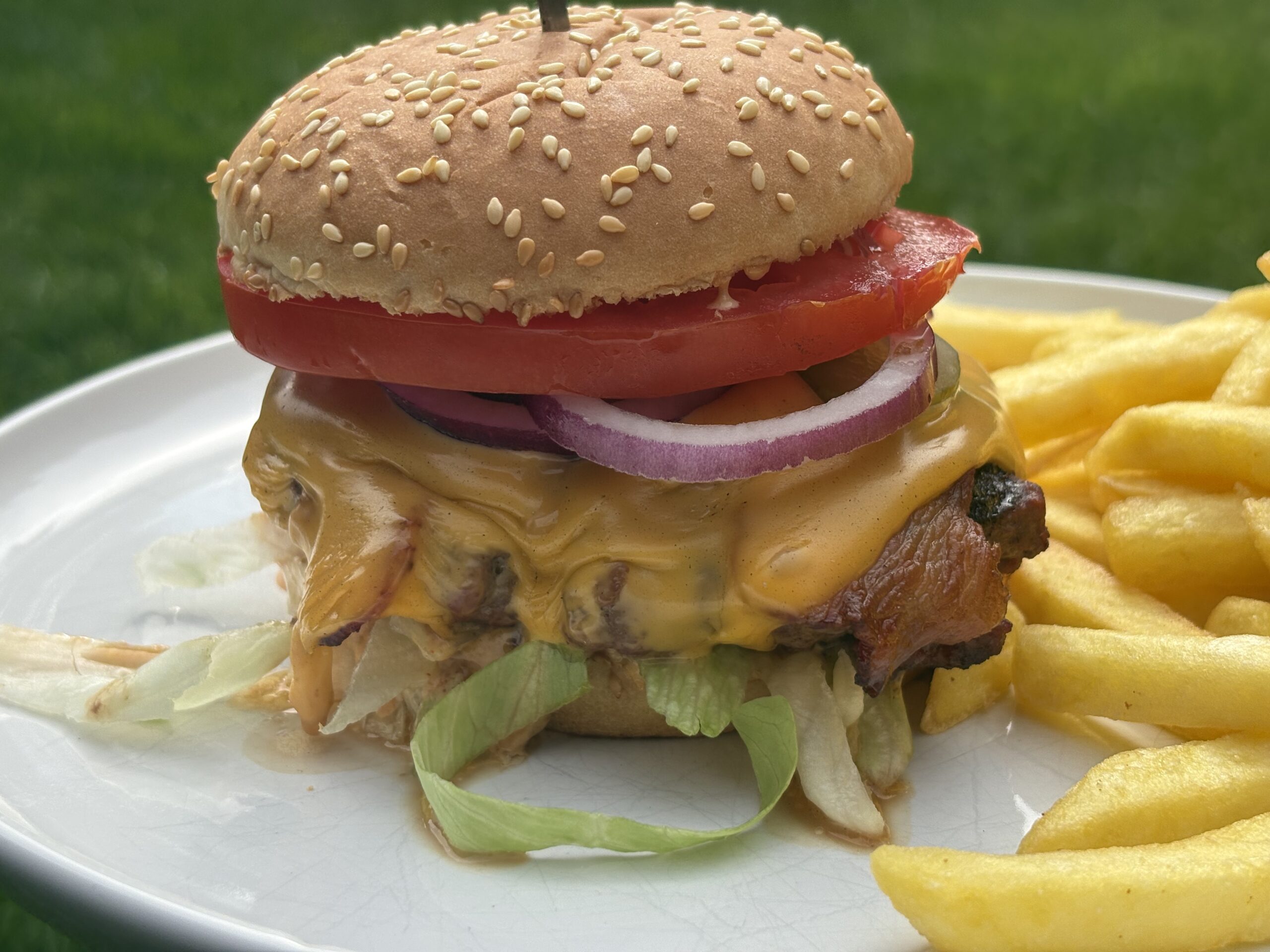 Midweek Mastery: Crafting the Ultimate Backyard Bacon Cheeseburger